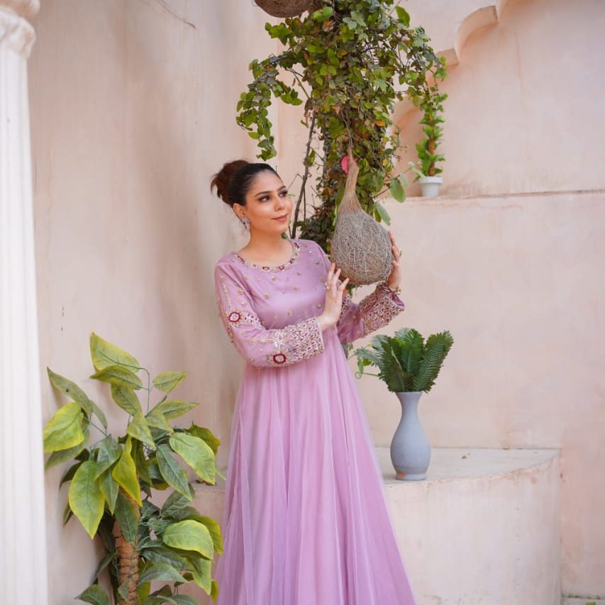 Designed by Sara herself, this signature bridal dress reflects grandeur with gold-thread embroidery, zardozi, and a flowing silhouette.
